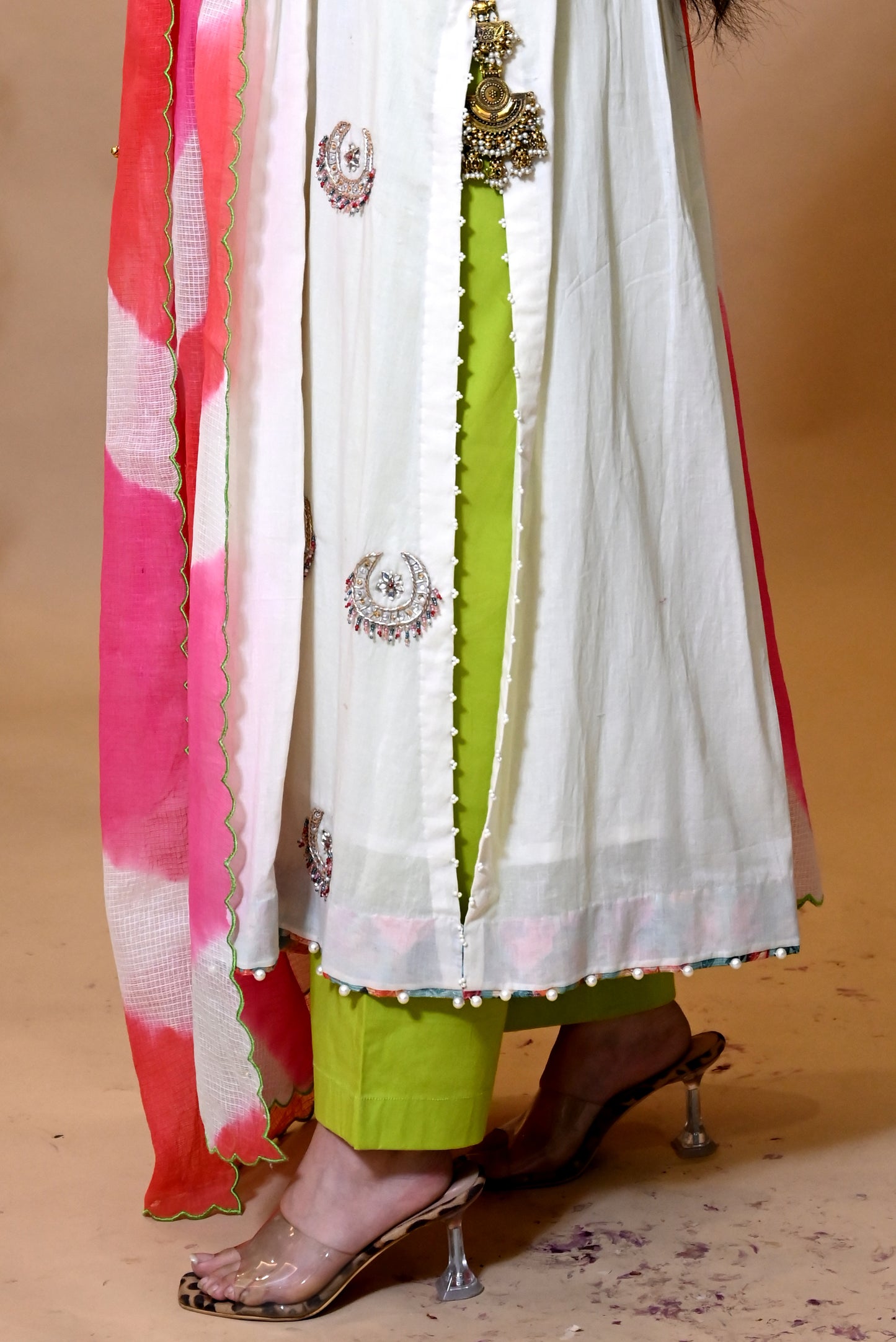 CHANDBALI_ Off white mul cotton suit set
